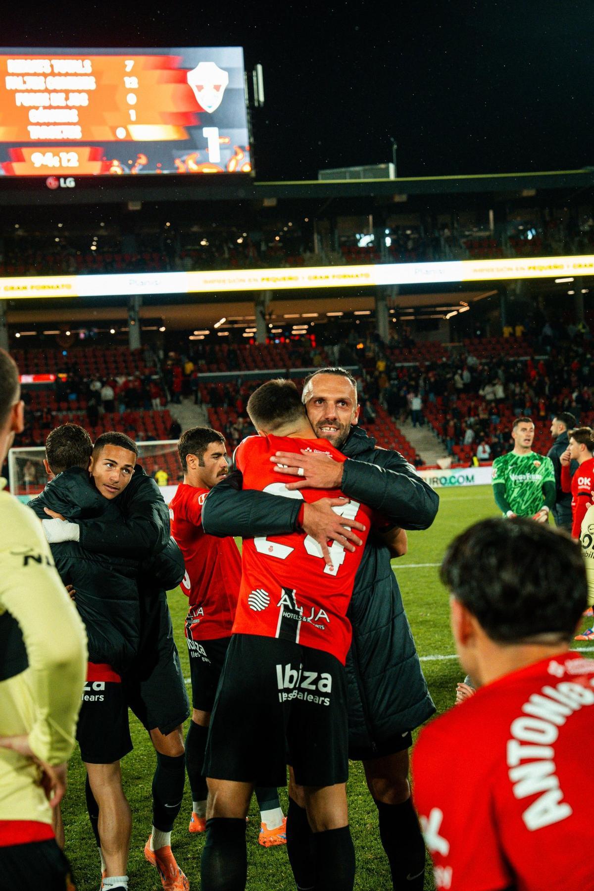 Muriqi se abraza con Valjent al final del partido entre Mallorca y Elche.