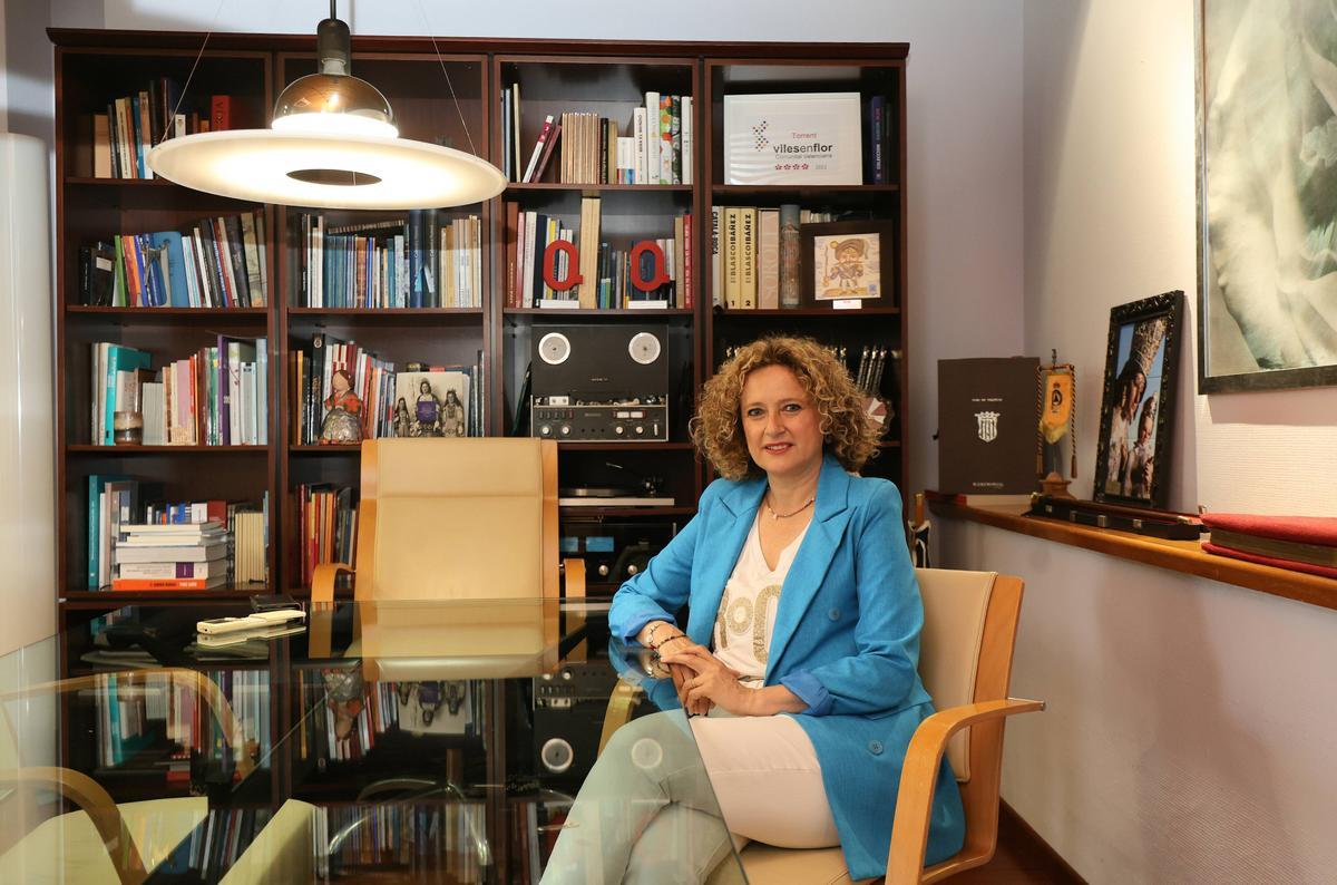 Amparo Folgado, alcaldesa de Torrent, en su despacho