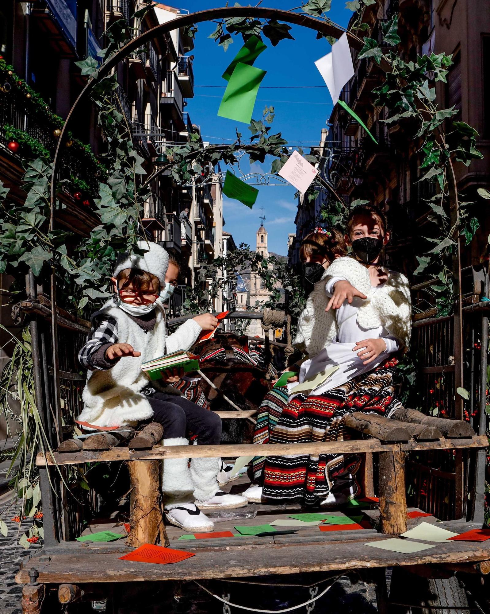 Alcoy da el pistoletazo de salida a su Trilogía del Nadal con el desfile de les Pastoretes