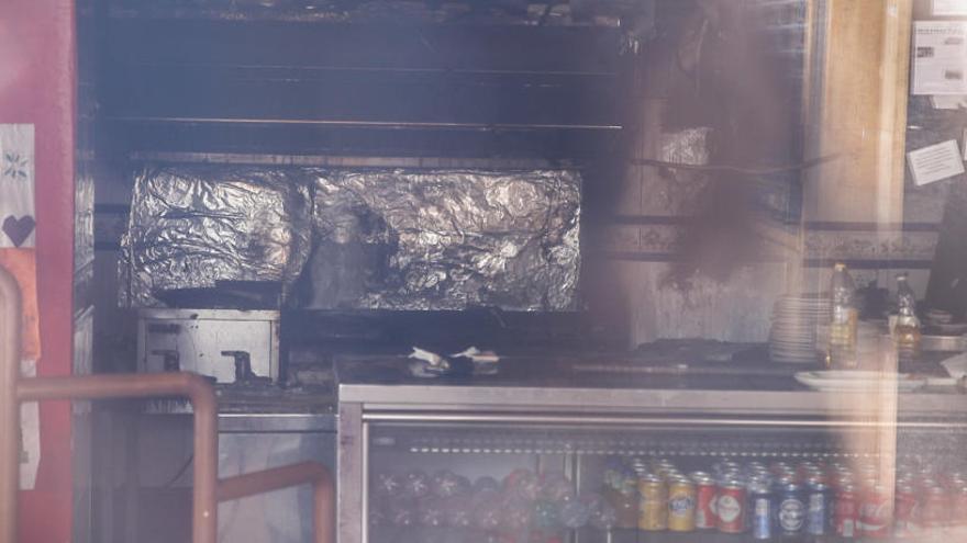 Un incendio causa de madrugada graves daños en un bar de Monóvar