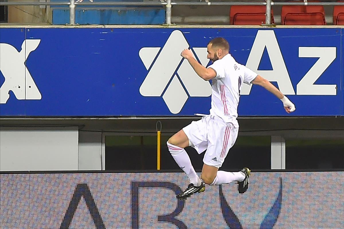 Real Madrid s French forward Karim Benzema celebrates after scoring a goal during the Spanish league football match between SD Eibar and Real Madrid CF at the Ipurua stadium in Eibar on December 20  2020  (Photo by ANDER GILLENEA   AFP)