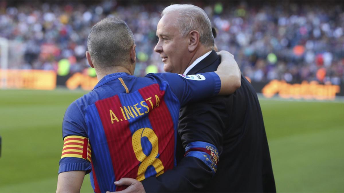 Andrés Iniesta con el delgado del Barça Carlos Naval en los prolegómenos del partido contra el Villarreal