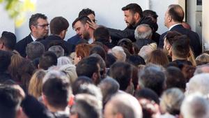 La familia de Julen Roselló, arropada por multitud de vecinos durante el funeral del niño.