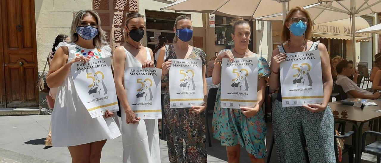 Imagen de la presentación de esta ruta gastronómica, con las tres concejalas y las hijas de Manzanares.