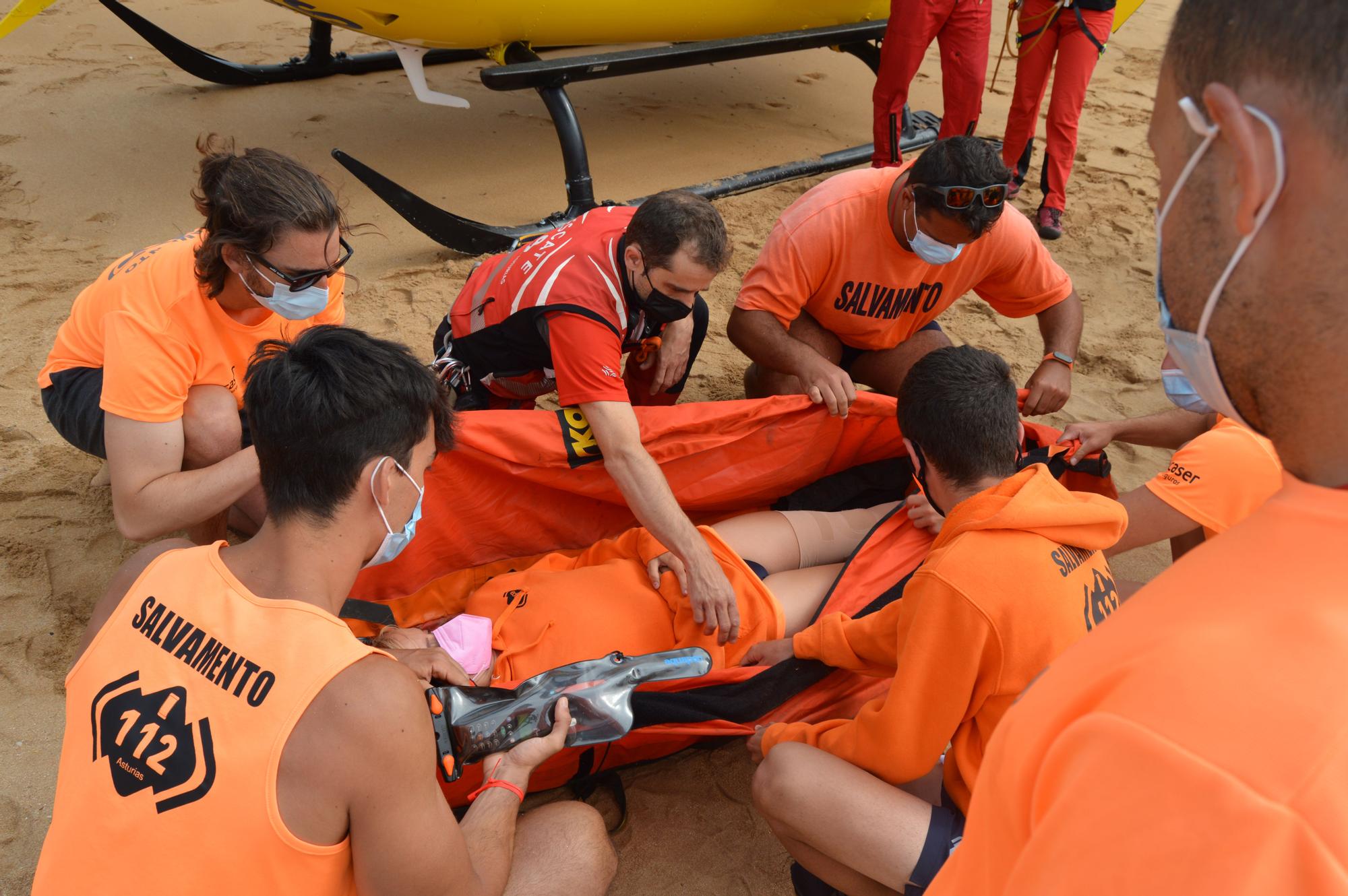 Así fue el simulacro de Salvamento en la playa de Rodiles