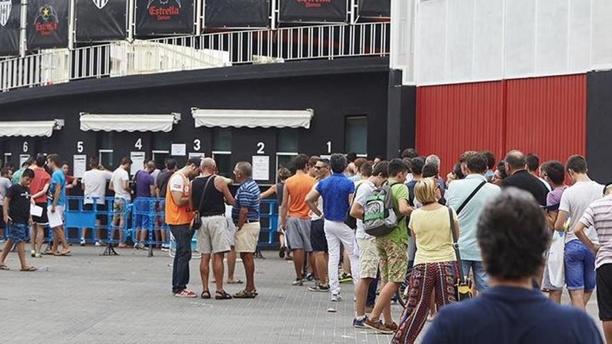 Colas esta mañana en las taquillas de Mestalla