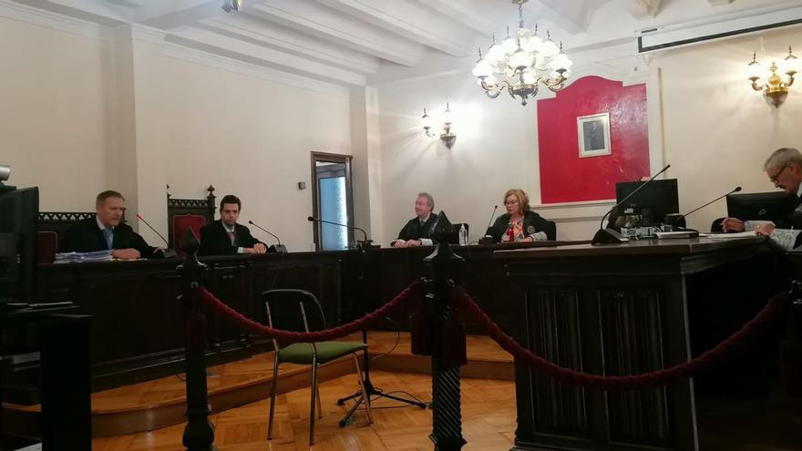 Los abogados de la acusación particular y el fiscal durante el inicio de la vista en la Audiencia. | S. A.