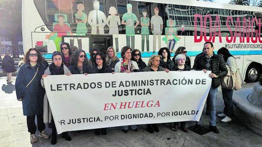 Concentración de letrados de la Justicia, ayer en el Obelisco. |   // CABALAR