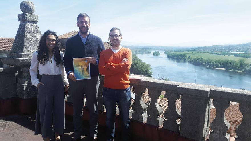 El alcalde (en el centro) junto a los técnicos que redactaron el Plan Director de Turismo de Tui. // D.B.M.