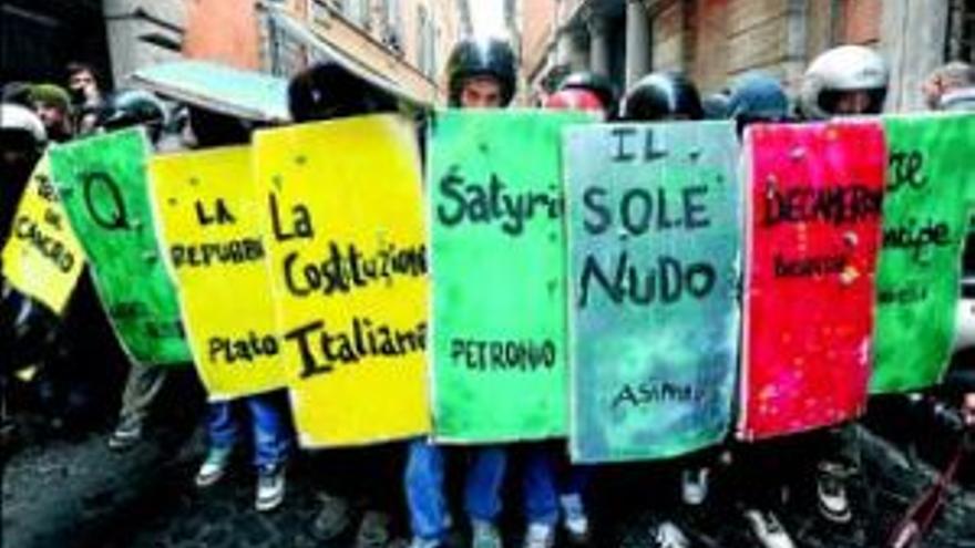 Miles de estudiantes protestan contra berlusconi