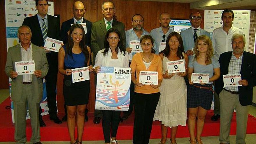 Isabel Fernández posa con los patrocinadores de la prueba.