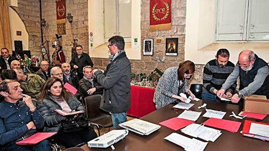 Un moment del recompte de vots al local de l&#039;associació cultural