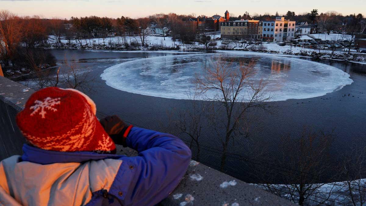 Un disco de hielo gigante en el río Maine intriga a Estados Unidos