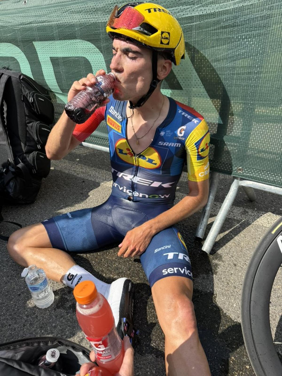 Juan Ayuso se hidrata tras una etapa del Tour de Francia
