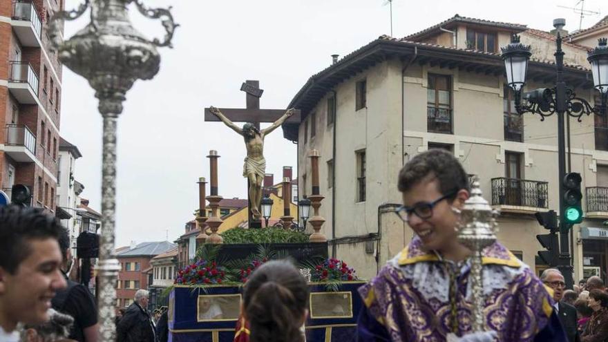 El paso, al final de la subida de la Cuesta de la Vega.