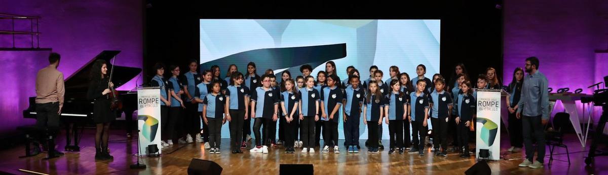 La actuación de los niños del colegio Gonzalo Fernández de Córdoba.  Presidencia  del Gobierno