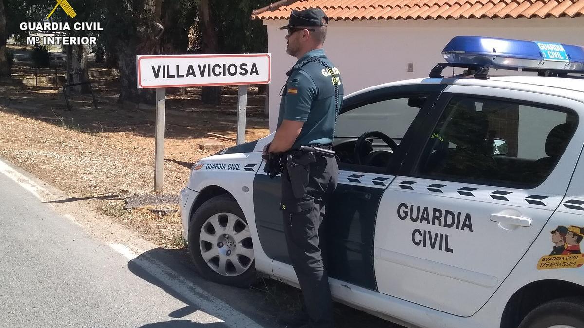 Una patrulla de la Guardia Civil del puesto de Villaviciosa.