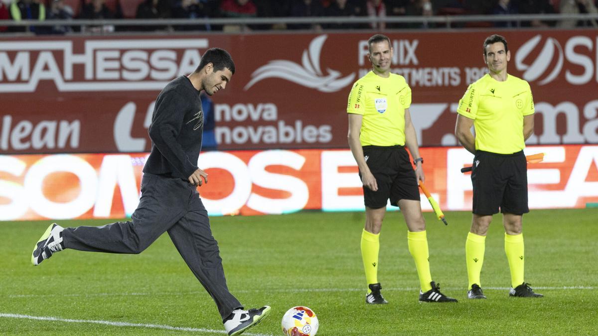 MURCIA, 18/12/2025.- El tenista murciano Carlos Alcaraz hace el saque de honor en el partido de dieciseisavos de final de la Copa del Rey que Real Murcia y Real Betis disputan este jueves en estadio Enrique Roca. EFE/Marcial Guillén