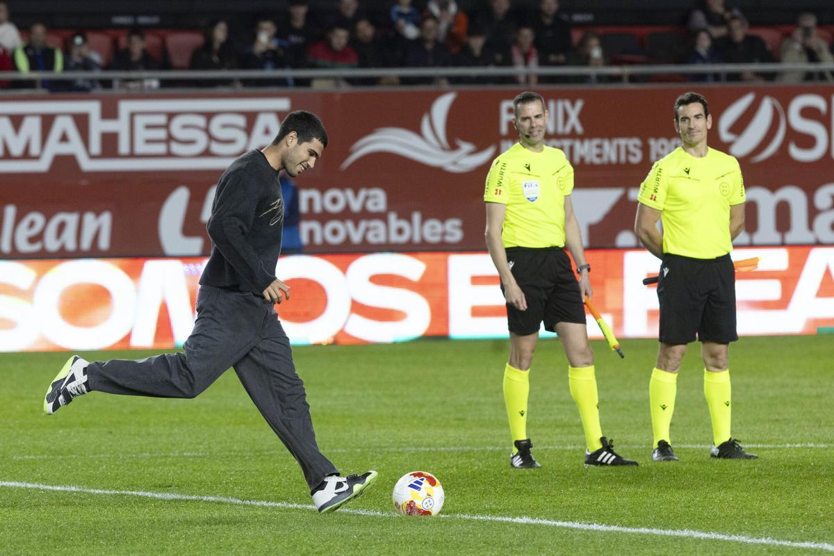 MURCIA, 18/12/2025.- El tenista murciano Carlos Alcaraz hace el saque de honor en el partido de dieciseisavos de final de la Copa del Rey que Real Murcia y Real Betis disputan este jueves en estadio Enrique Roca. EFE/Marcial Guillén