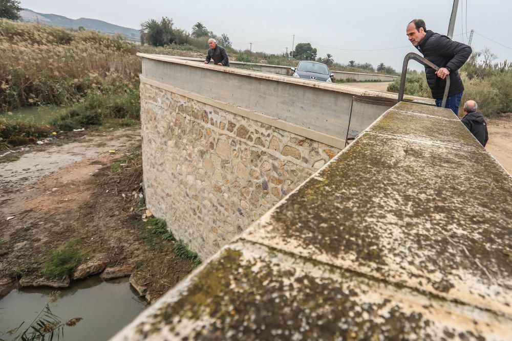 La Conselleria de Medio Ambiente y la CHS impulsan medidas para evitar la contaminación del Segura en la Vega Baja por sólidos flotantes.