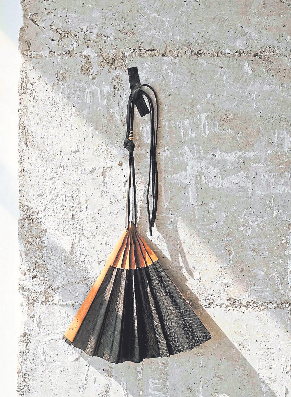 Uno de los sofisticados abanicos joya de DELÓPEZ.