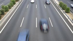 Vehículos circulando por una autopista