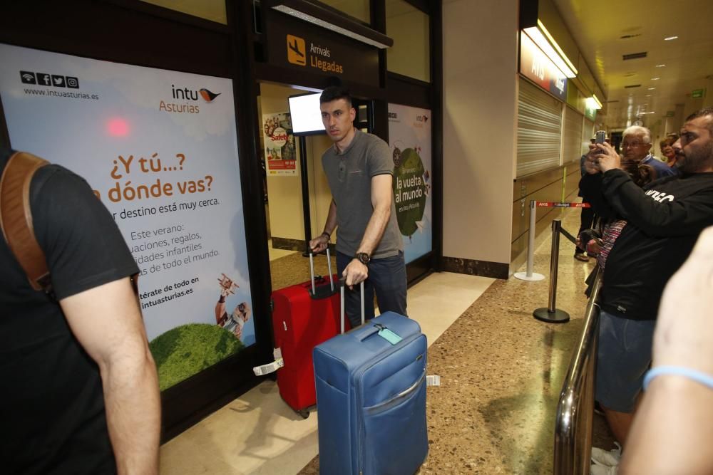 Xandao, nuevo central del Sporting, a su llegada al aeropuerto de Asturias.