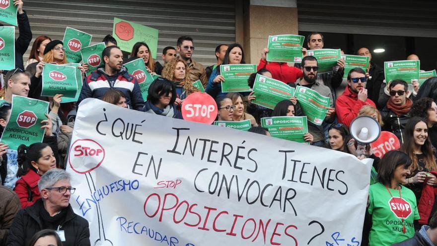 Protestas de profesores interinos contra la convocatoria de oposiciones este año