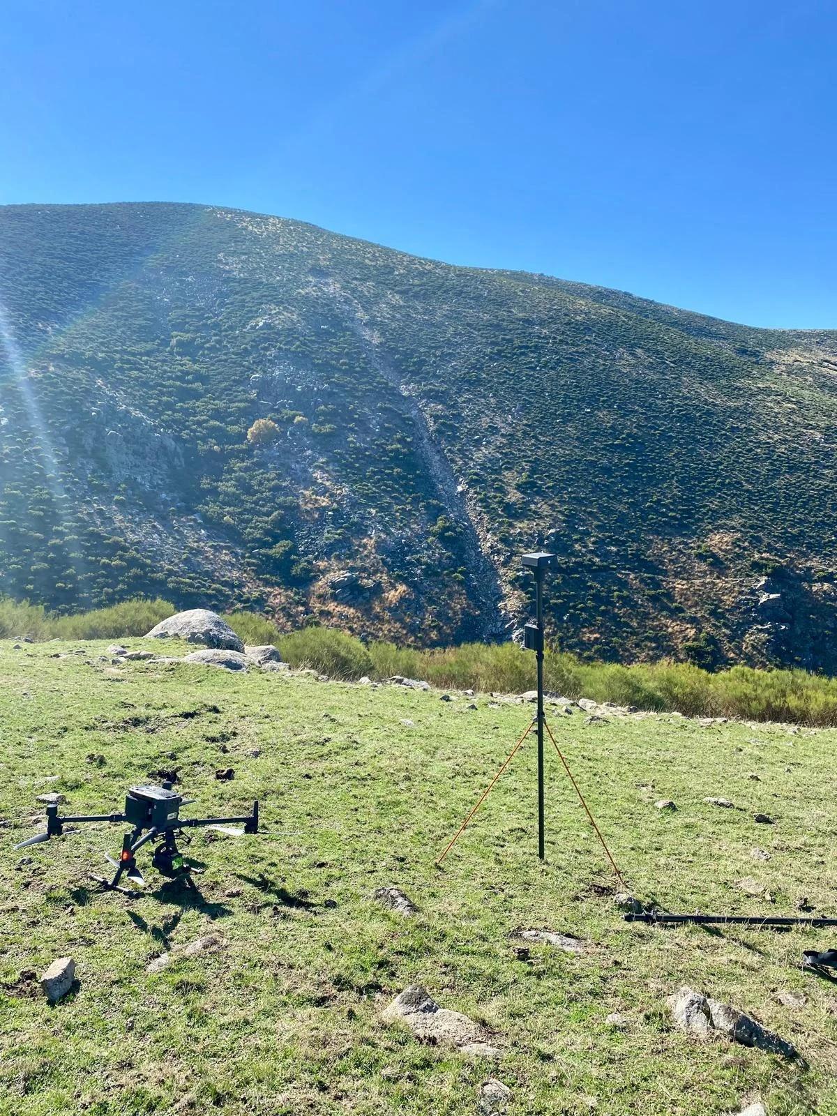 Un dron en primer plano con el deslizamiento de tierra claramente visible al fondo.