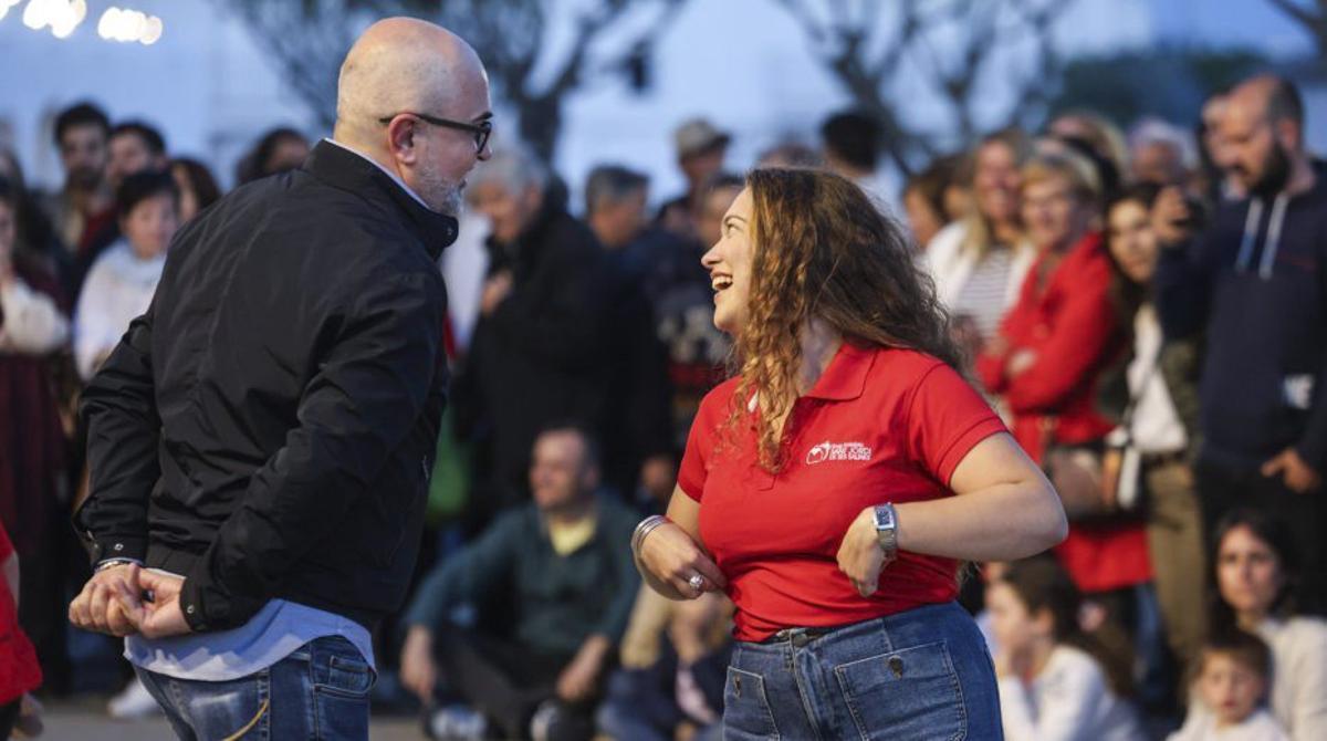 El alcalde, Vicent Roig, se animó a bailar. | FOTOS: TONI ESCOBAR