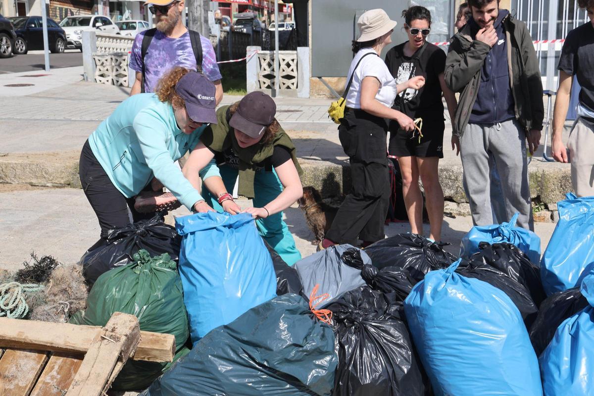 Detalle de las bolsas recogidas esta mañana en Panxón
