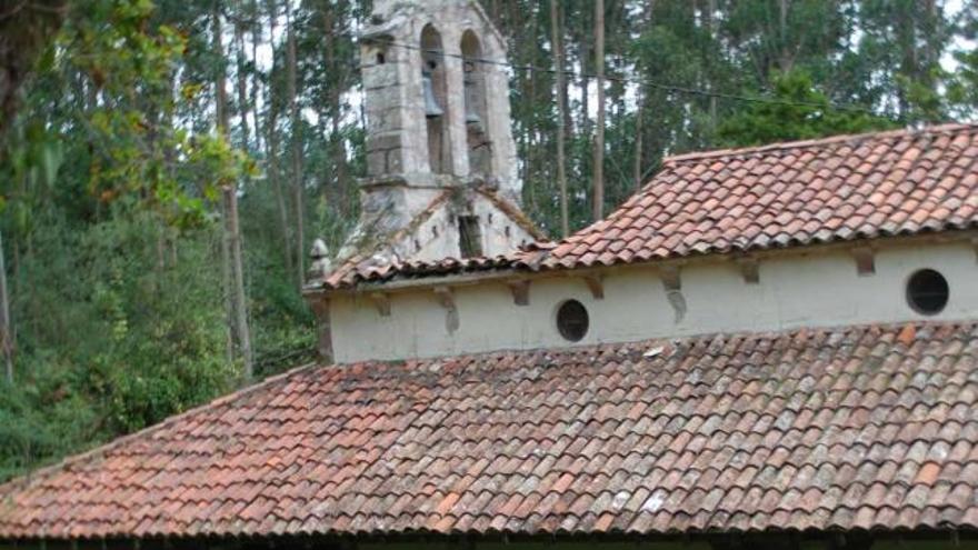 Senén Vallín, Maximino Meana, Sonia Pérez y César Vallín, junto a la iglesia, en la que se aprecia la parte hundida del tejado.