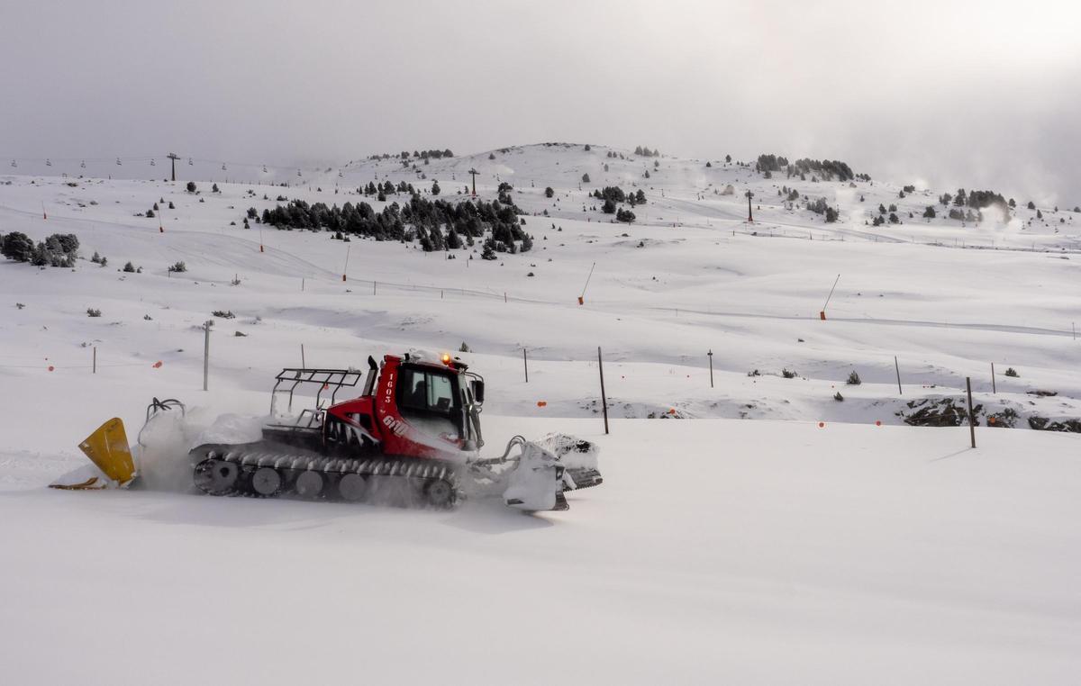 Maquinas pisapistas en Baqueira Beret.