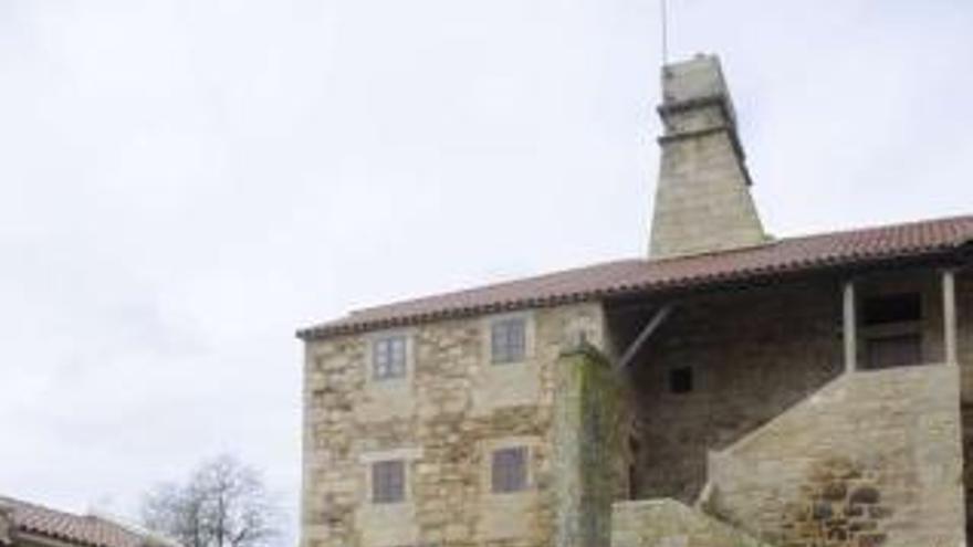 Zona sur del Pazo de Liñares, durante una visita del presidente de la Diputación y el alcalde de Lalín en febrero pasado.  // Bernabé/Javier Lalín