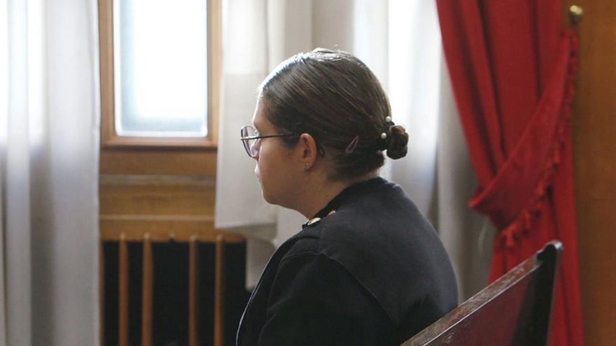 La acusada, sentada en el banquillo este lunes.