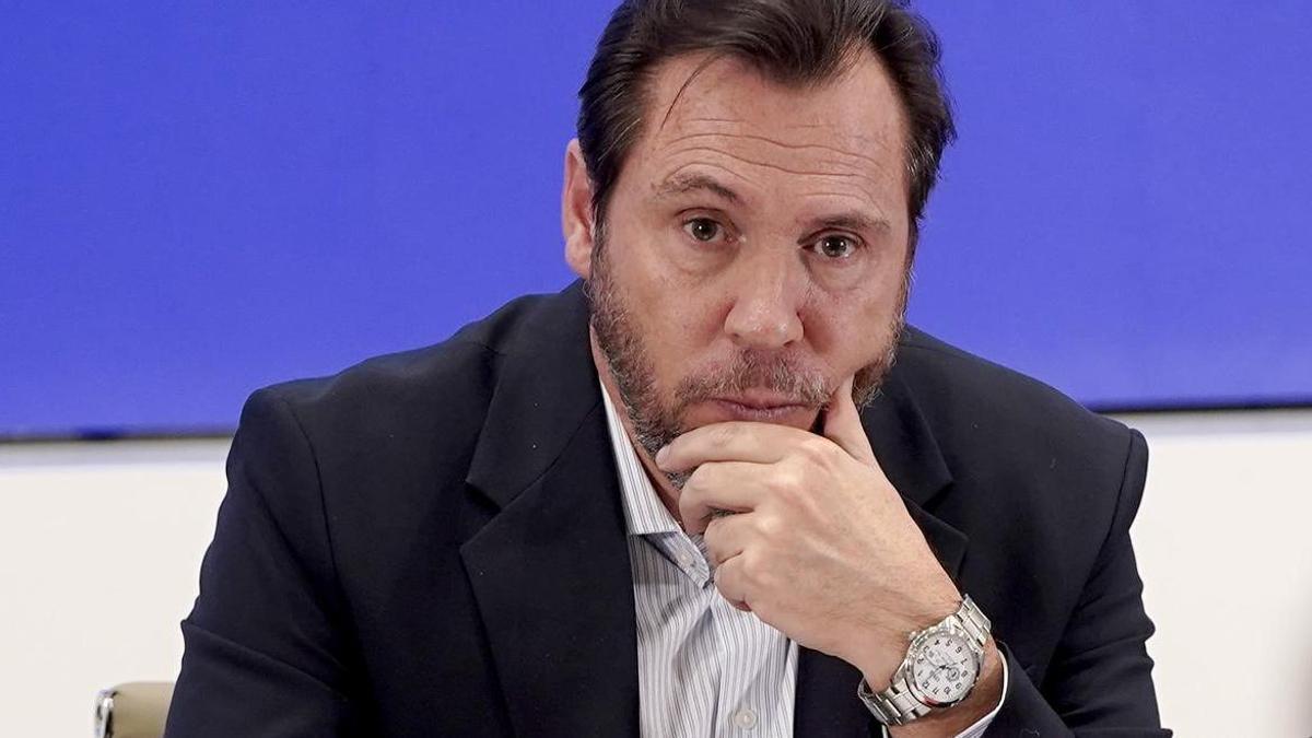 Óscar Puente, ministro de Transportes, durante la rueda de prensa que ha ofrecido en el ministerio. En la rueda han comparecido también Ángel García de la Bandera, director de Tráfico de Adif y José Alfonso Gálvez, director de Operaciones de Renfe.
