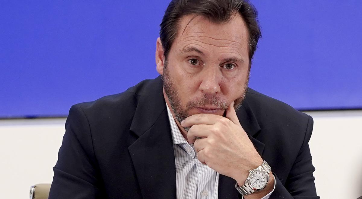 Óscar Puente, ministro de Transportes, durante la rueda de prensa que ha ofrecido en el ministerio. En la rueda han comparecido también Ángel García de la Bandera, director de Tráfico de Adif y José Alfonso Gálvez, director de Operaciones de Renfe.