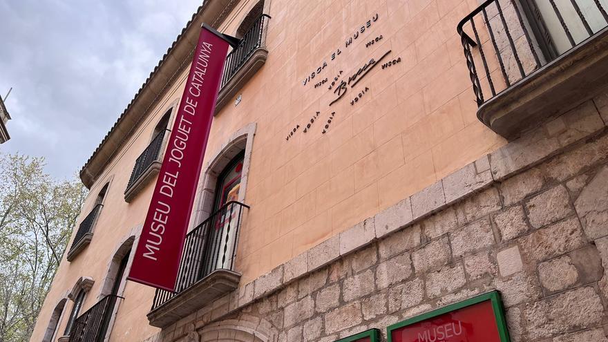 El poema visual de Joan Brossa «Visca el Museu» obre el 40è aniversari del Museu del Joguet de Figueres