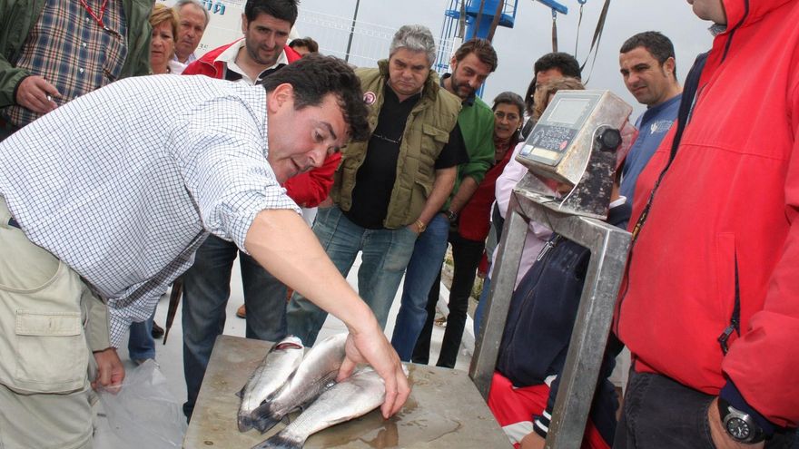 El veto a los pescadores deportivos desata la “guerra de la lubina” en el cabo Peñas