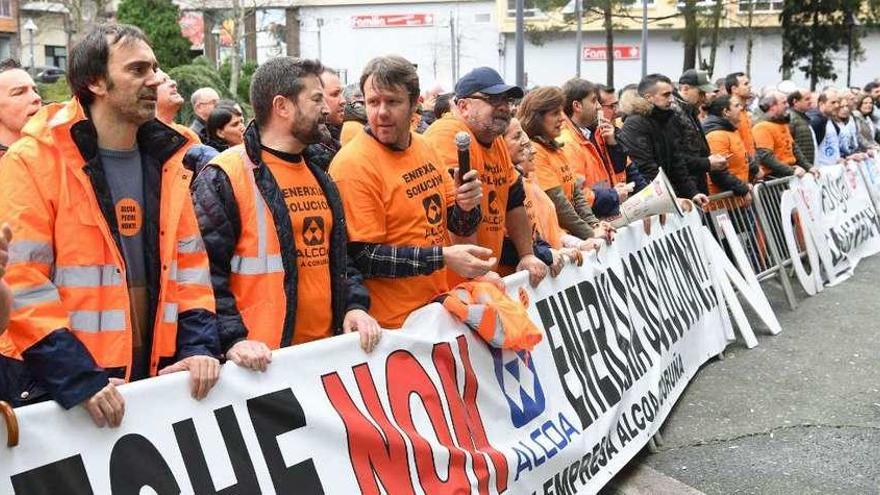 Concentración de los trabajadores de Alcoa ante un acto de Pedro Sáchez en A Coruña.