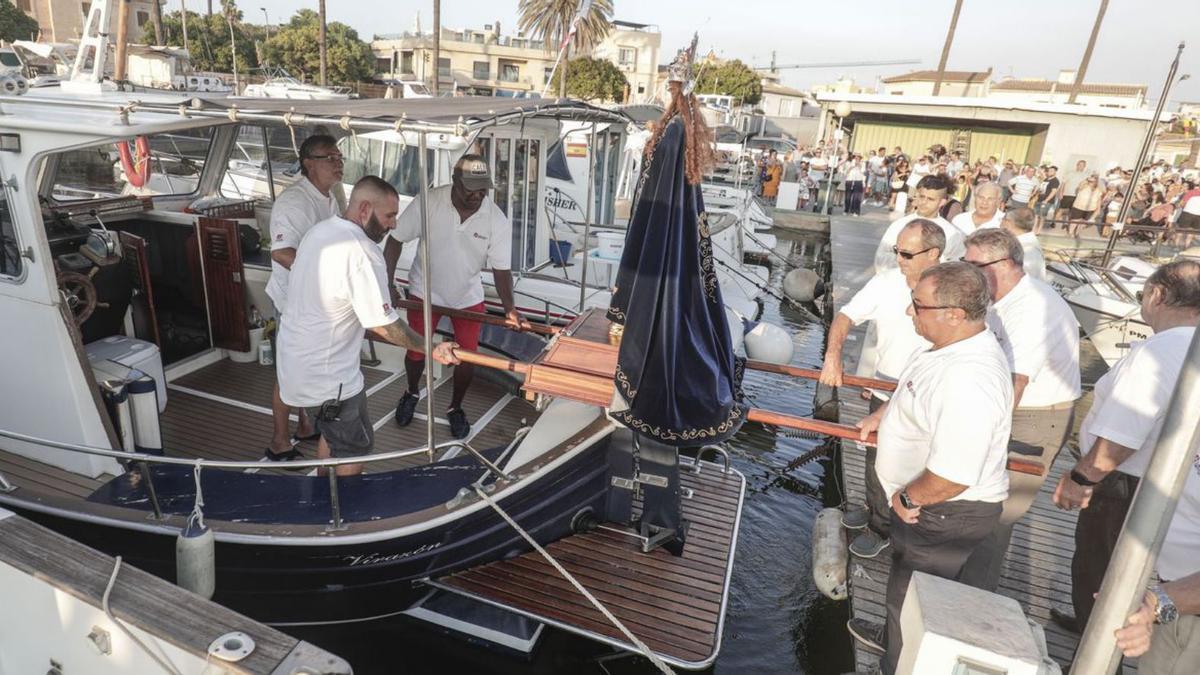 El Molinar homenajea a la Virgen del Remei con la conocida procesión marinera