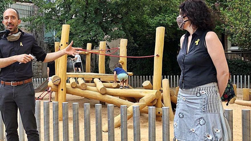 L&#039;alcalde, Marc Aloy, i la regidora de Govern Obert, Montserrat Clotet, davant del nou parc infantil