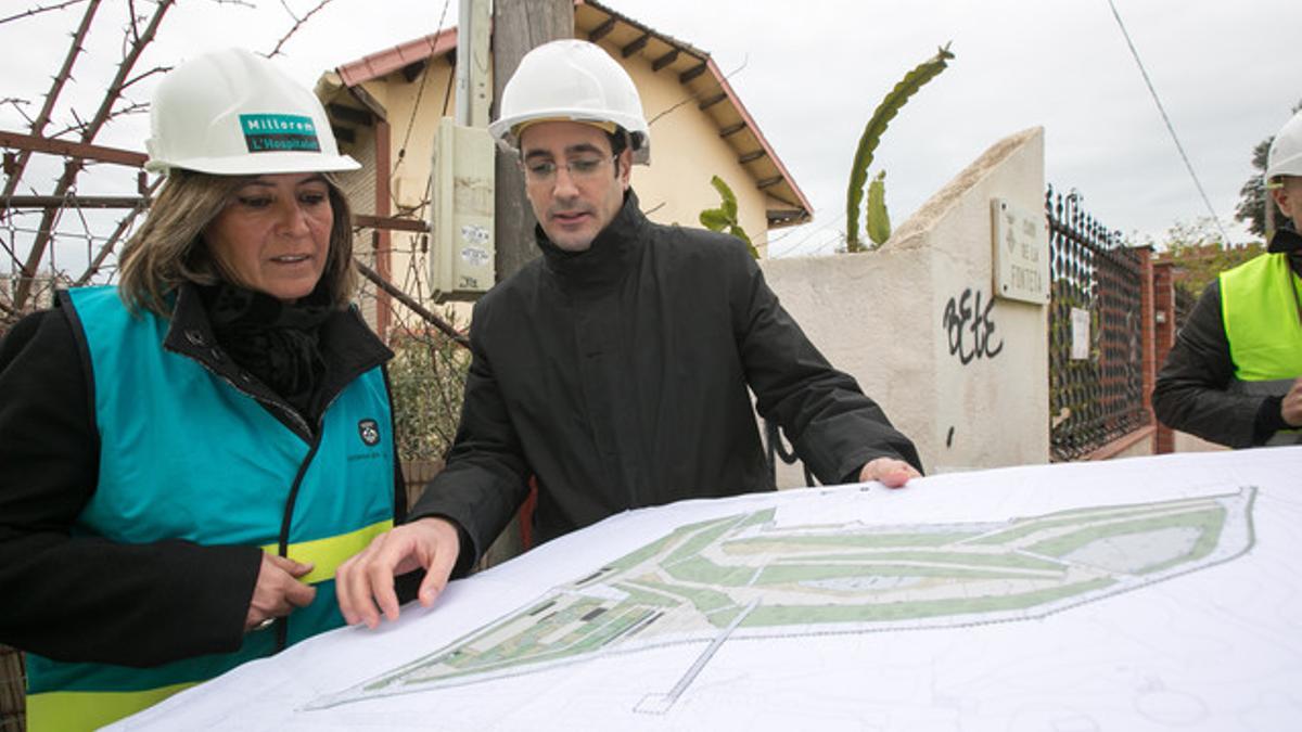 La alcaldesa, Núria Marín, durante la visita a las obras del parque de Can Buxeres.