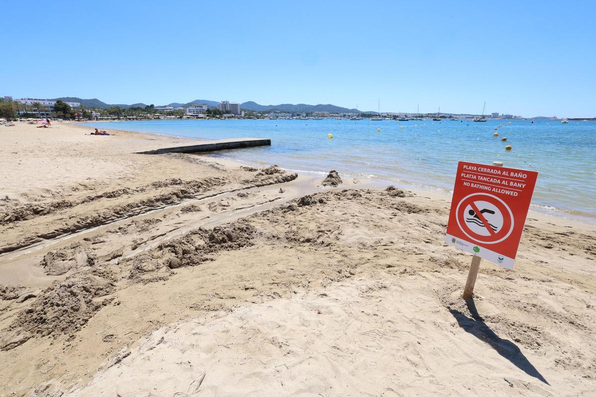 Galería: cerrada una playa de Ibiza tras detectarse un vertido de aguas residuales provocado por la rotura de una tubería