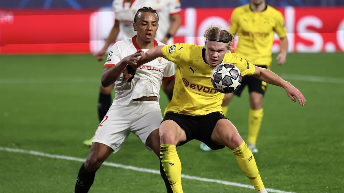 Jules Koundé, defendiendo a Erling Haaland.