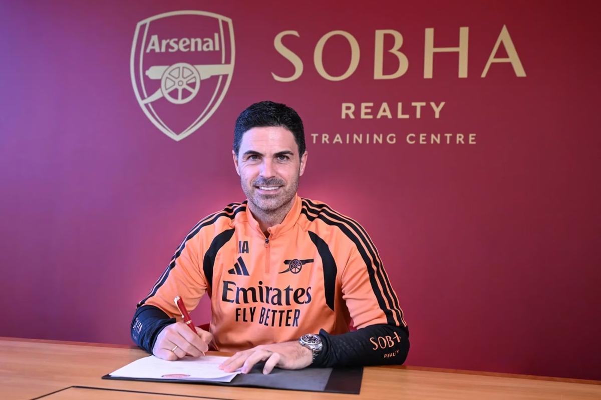 Arteta firmando su nuevo contrato con el Arsenal