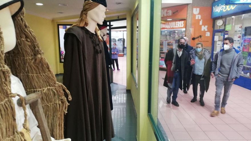 Escaparates del comercio local volverán a acoger una muestra de traje tradicional