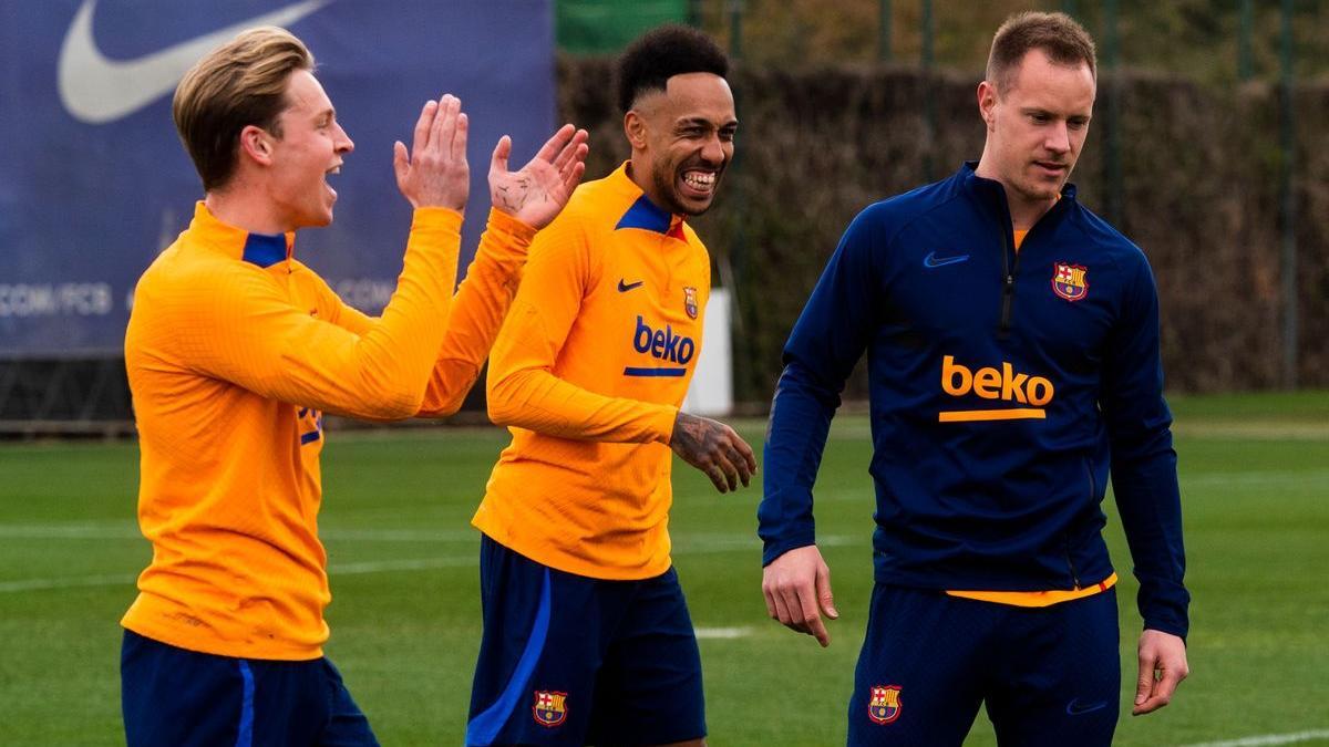 Frenkie deJong, Aubameyang y Ter Stegen, en un entrenamiento en la ciudad deportiva de Sant Joan Despí.