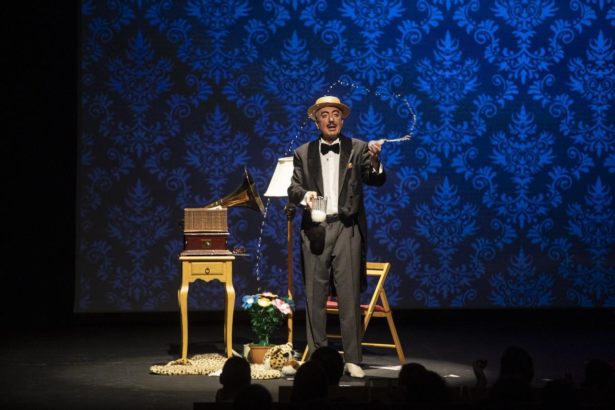 EL MAGO PAULINO GIL EN UN MOMENTO DEL ESPECTACULO CHEQUIN. TEATRO RAMOS CARRION. ESPECTACULO MAGIA