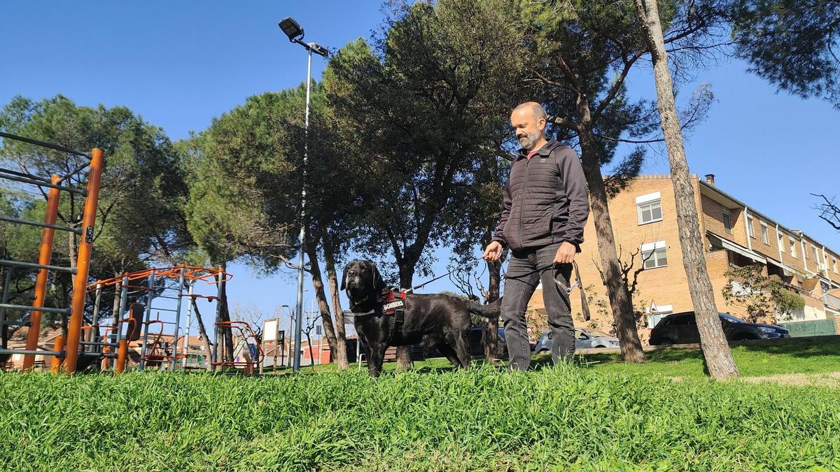 El Xot i el seu guia Andreu Morera, del Grup Caní de Recerca de Bombers El Xot i el seu guia Andreu Morera, del Grup Caní de Recerca de Bombers